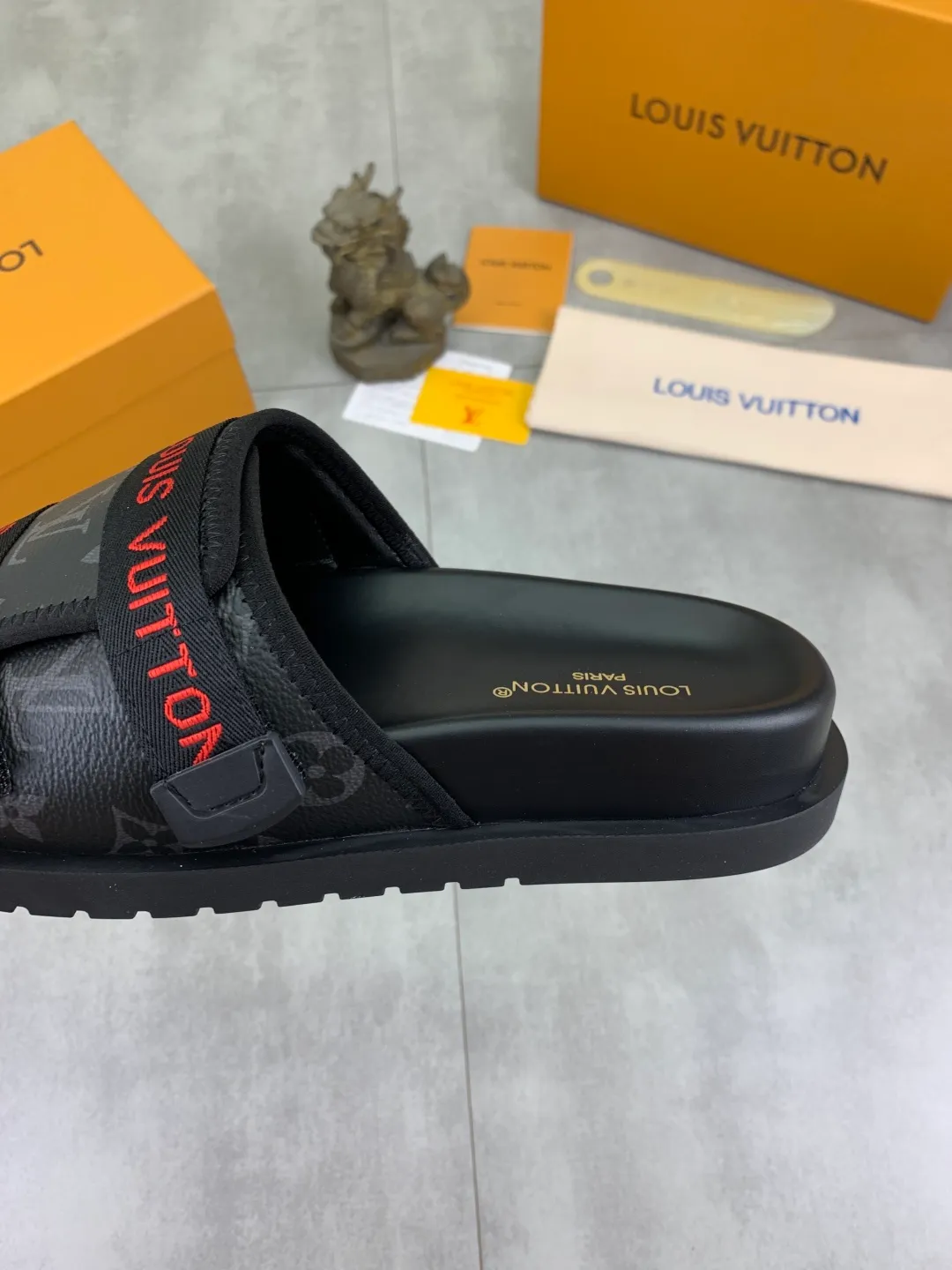 Men's shoes 💰P320💰【New style】🆘 Original quality 【LOUIS VUITTON】The popular Louis Vuitton LV men's slippers on the official website are on sale simultaneously! Original fabric imported from Italy, original factory special supply, code number: 38-44 (45 customized), many colors available